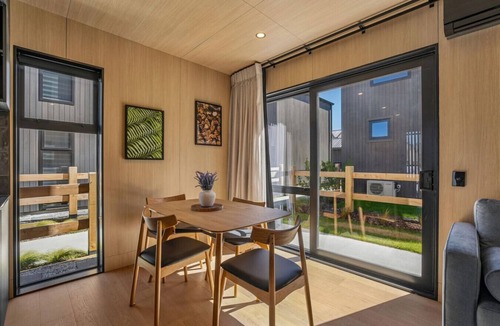 Frankton House | Ski Villa with Carpark 12, Handy to everything!