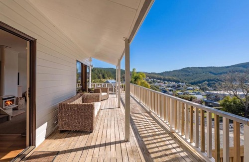 Onemana House | Skippers View - Onemana Holiday Home