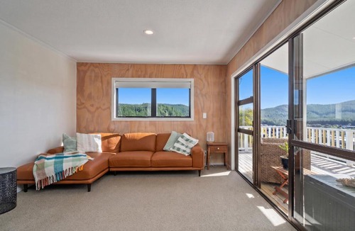 Onemana House | Skippers View - Onemana Holiday Home