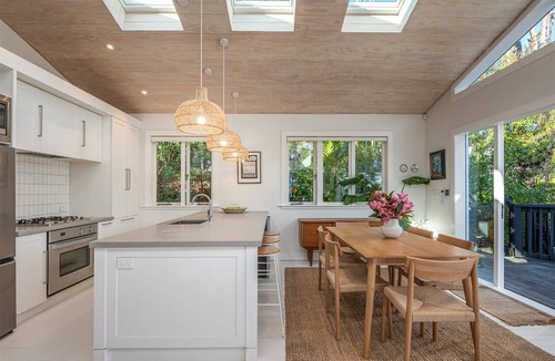 Waiheke Island House | Skyview Onetangi Above the Treetops