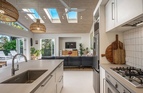 Waiheke Island House | Skyview Onetangi Above the Treetops