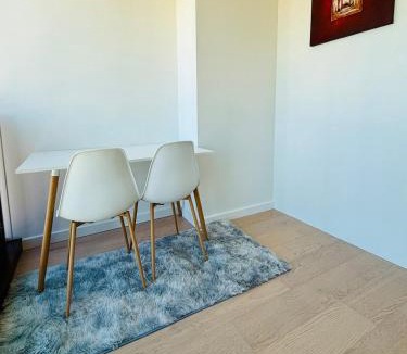 Te Aro Apartment | Sleek 1 bedroom apartment at Courtney