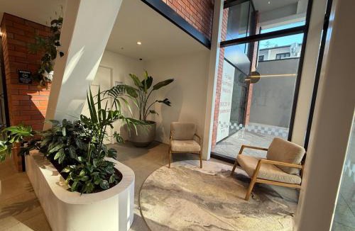 Te Aro Apartment | Sleek 1 bedroom apartment at Courtney