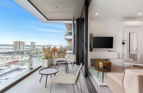 Auckland Central Business District Apartment | Sleek Modern Studio with Balcony by Zodiak Stays
