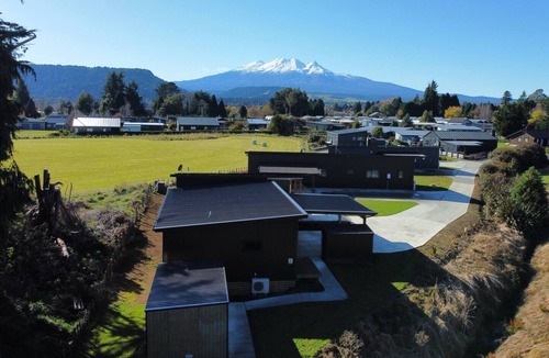 Ohakune House | Sleeping 36 people 27 beds +3 spas mountain views