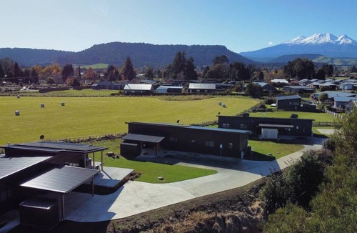 Ohakune House | Sleeping 36 people 27 beds +3 spas mountain views