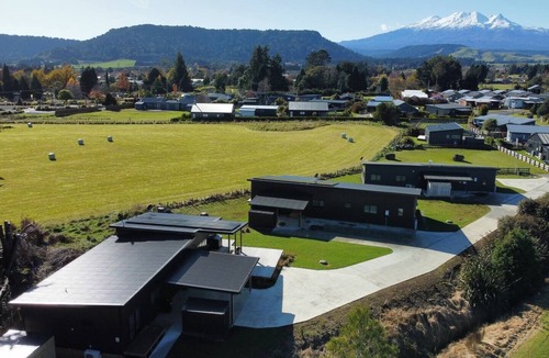 Ohakune House | Sleeping 36 people 27 beds +3 spas mountain views