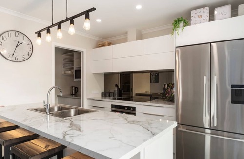 Wharewaka House | Sleeps 10/4BR - 3 min drive from Wharawaka beach