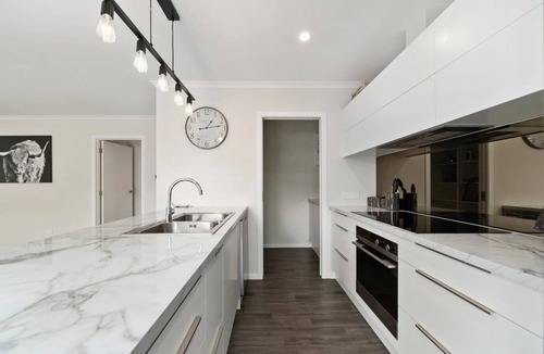 Wharewaka House | Sleeps 10/4BR - 3 min drive from Wharawaka beach