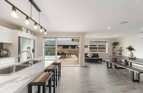 Wharewaka House | Sleeps 10/4BR - 3 min drive from Wharawaka beach