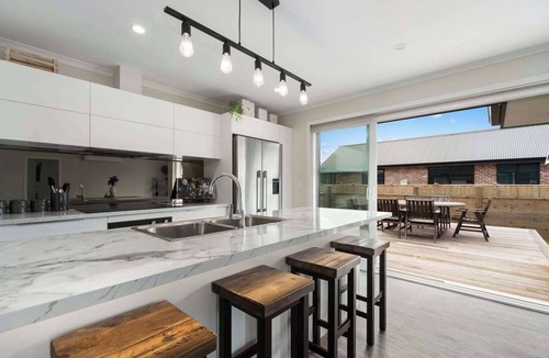 Wharewaka House | Sleeps 10/4BR - 3 min drive from Wharawaka beach