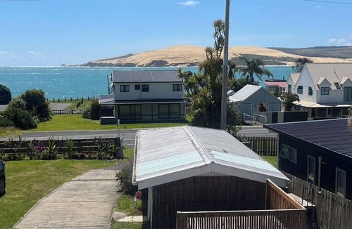 Omapere Apartment | Sneezle Beezle Beach Apartment