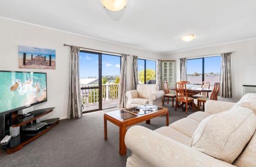 Snells Beach House | Snells Seaside Bach - Snells Beach Holiday Home