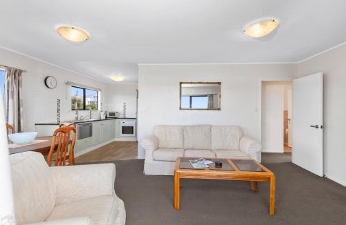 Snells Beach House | Snells Seaside Bach - Snells Beach Holiday Home