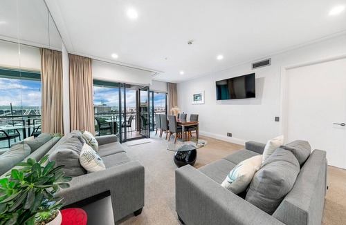 Auckland Central Business District Apartment | Sophisticated Spacious APT w/Stunning Harbour View