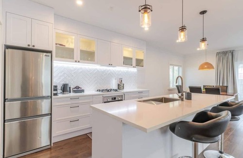 Martinborough House | Spa on Broadway - 3 Bedroom house one block from the Square