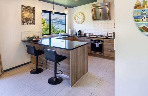 Christchurch District House | Spa Pool, Sea and Stunning Views | Cass Bay Escape
