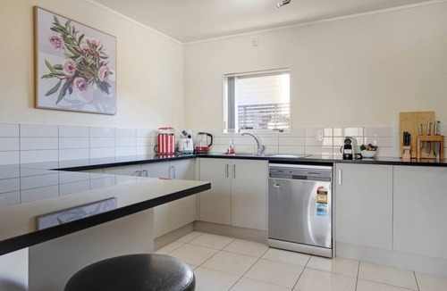 Mount Roskill House | Spacious Central 4BR Home in Mt Roskill w Parking