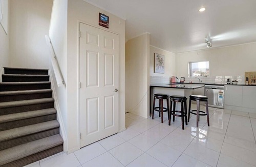 Mount Roskill House | Spacious Central 4BR Home in Mt Roskill w Parking