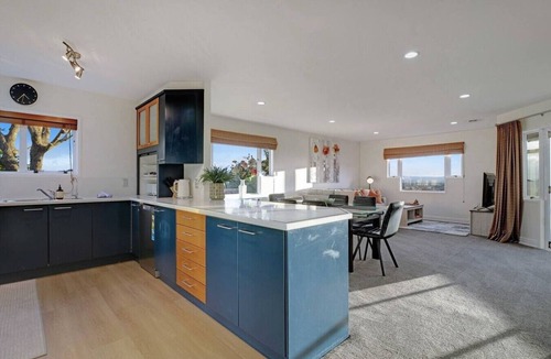 Mount Eden House | Spacious Mt Eden Oasis | Views, Parking, Air-Con