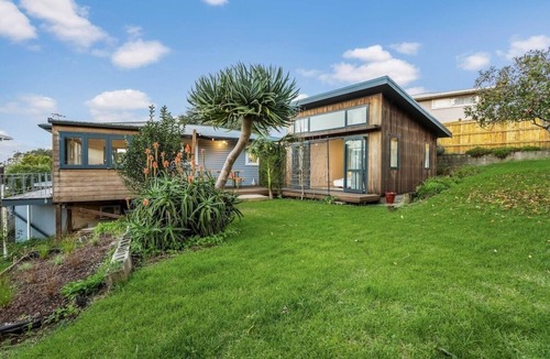 Avondale House | Spacious 3BR | 2 BA | Car Park