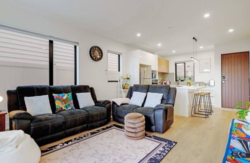 Mangere Villa | Spacious 4BR Family Haven with Air-con & Parking