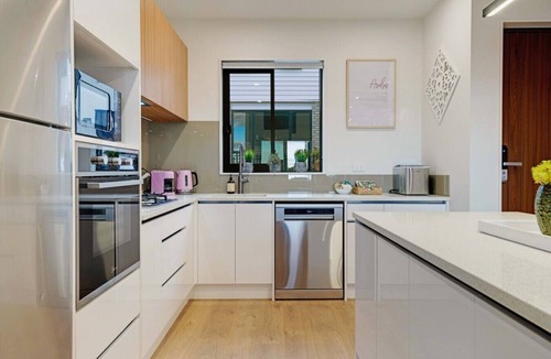 Mangere Villa | Spacious 4BR Family Haven with Air-con & Parking