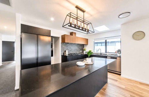 Hoon Hay House | Spacious 4BR Home | Spa and Two Lounges + Games