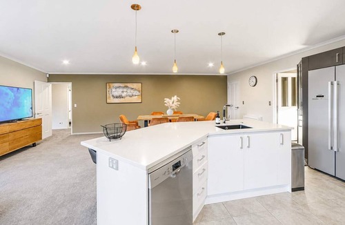 Halswell House | Spacious 4BR Retreat | Halswell Domain Park & Lake Views