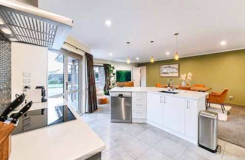 Halswell House | Spacious 4BR Retreat | Halswell Domain Park & Lake Views