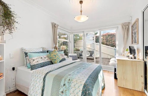 Epsom Villa | Spacious 5 Bedrooms House in Epsom