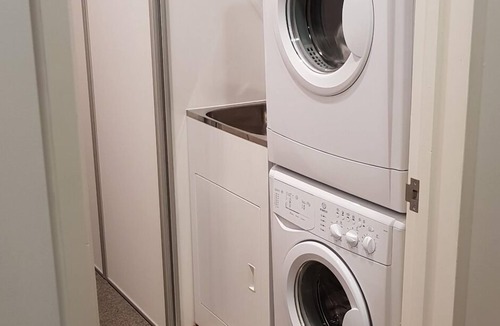 Auckland Central Business District Apartment | Spacious Apartment next to Victoria Park + Heatpump, Carpark