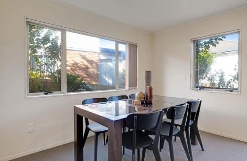 Mount Roskill House | Spacious Central 4BR Home in Mt Roskill w Parking