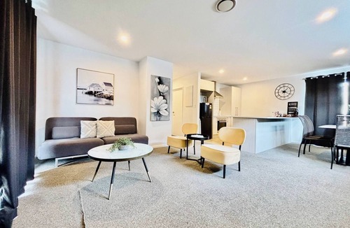 Linwood House | Spacious Christchurch Home, Sleeps 8, Free Parking