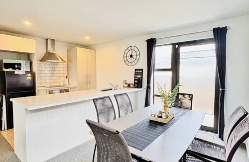 Linwood House | Spacious Christchurch Home, Sleeps 8, Free Parking