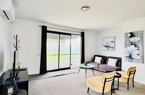 Linwood House | Spacious Christchurch Home, Sleeps 8, Free Parking
