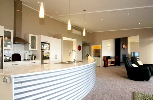 Taiharuru Villa | Spacious Deluxe Cottage Escape for Eight Guests near Ngunguru Bay, North Island