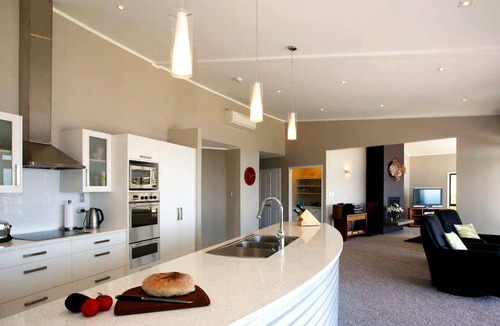Taiharuru Villa | Spacious Deluxe Cottage Escape for Eight Guests near Ngunguru Bay, North Island