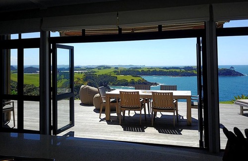 Taiharuru Villa | Spacious Deluxe Cottage Escape for Eight Guests near Ngunguru Bay, North Island