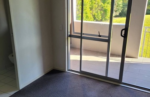 Onehunga Apartment | Spacious double bedroom with private bathroom & balcony available.