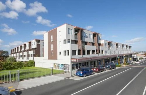 Onehunga Apartment | Spacious double bedroom with private bathroom & balcony available.