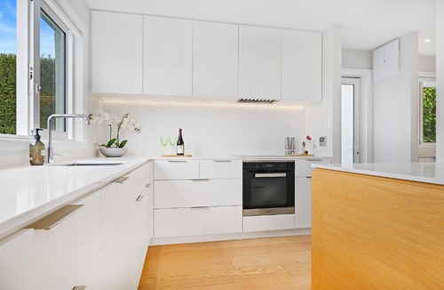 Christchurch House | Spacious Family 4BR Home, Near Airport, Free Parking
