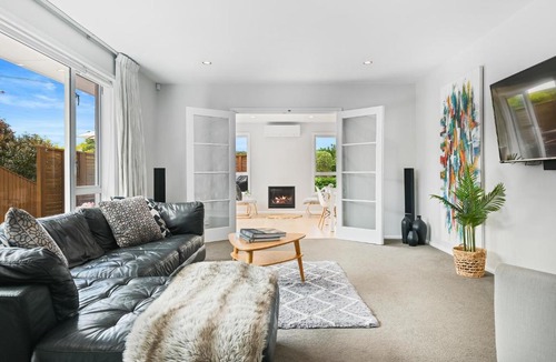 Christchurch House | Spacious Family 4BR Home, Near Airport, Free Parking