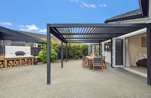 Papamoa Beach House | Spacious Family Beach House with Pool – Perfect Papamoa Getaway