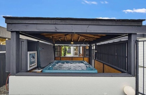 Papamoa Beach House | Spacious Family Beach House with Pool – Perfect Papamoa Getaway