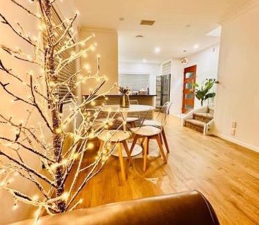 Manurewa House | Spacious Family Home Near Auckland Airport Sleeps 8 Free Parking