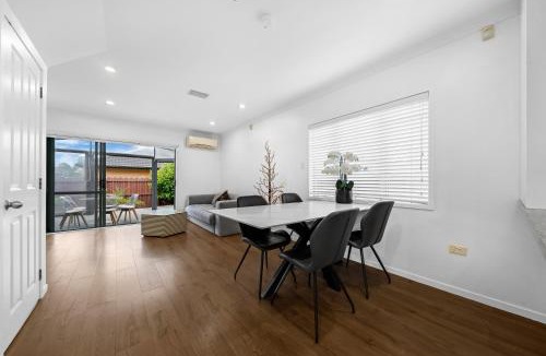 Manurewa House | Spacious Family Home Near Auckland Airport Sleeps 8 Free Parking