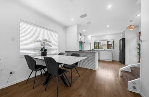 Manurewa House | Spacious Family Home Near Auckland Airport Sleeps 8 Free Parking