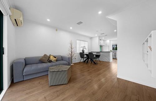 Manurewa House | Spacious Family Home Near Auckland Airport Sleeps 8 Free Parking