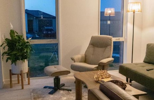 Rolleston House | Spacious Family Home In Rolleston 2 Bedrooms With 3 Beds